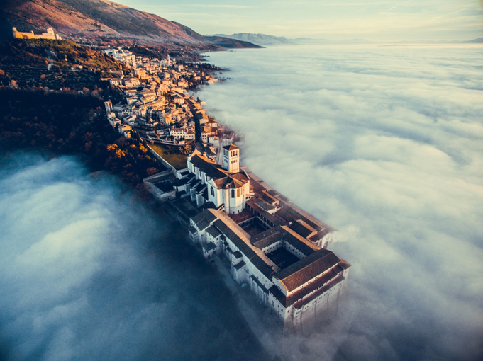 Assisi over the clouds (Francesco Cattuto)